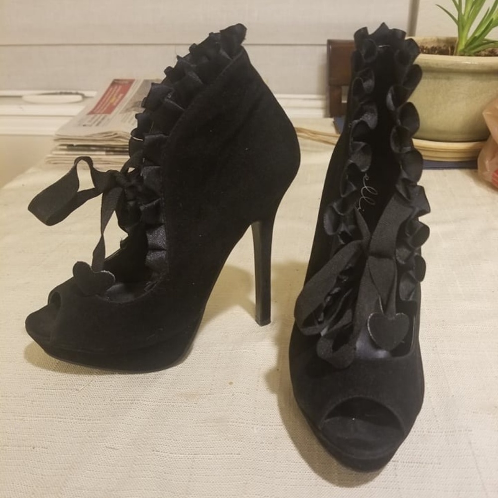 Black Ellie Heels With Heart Detail